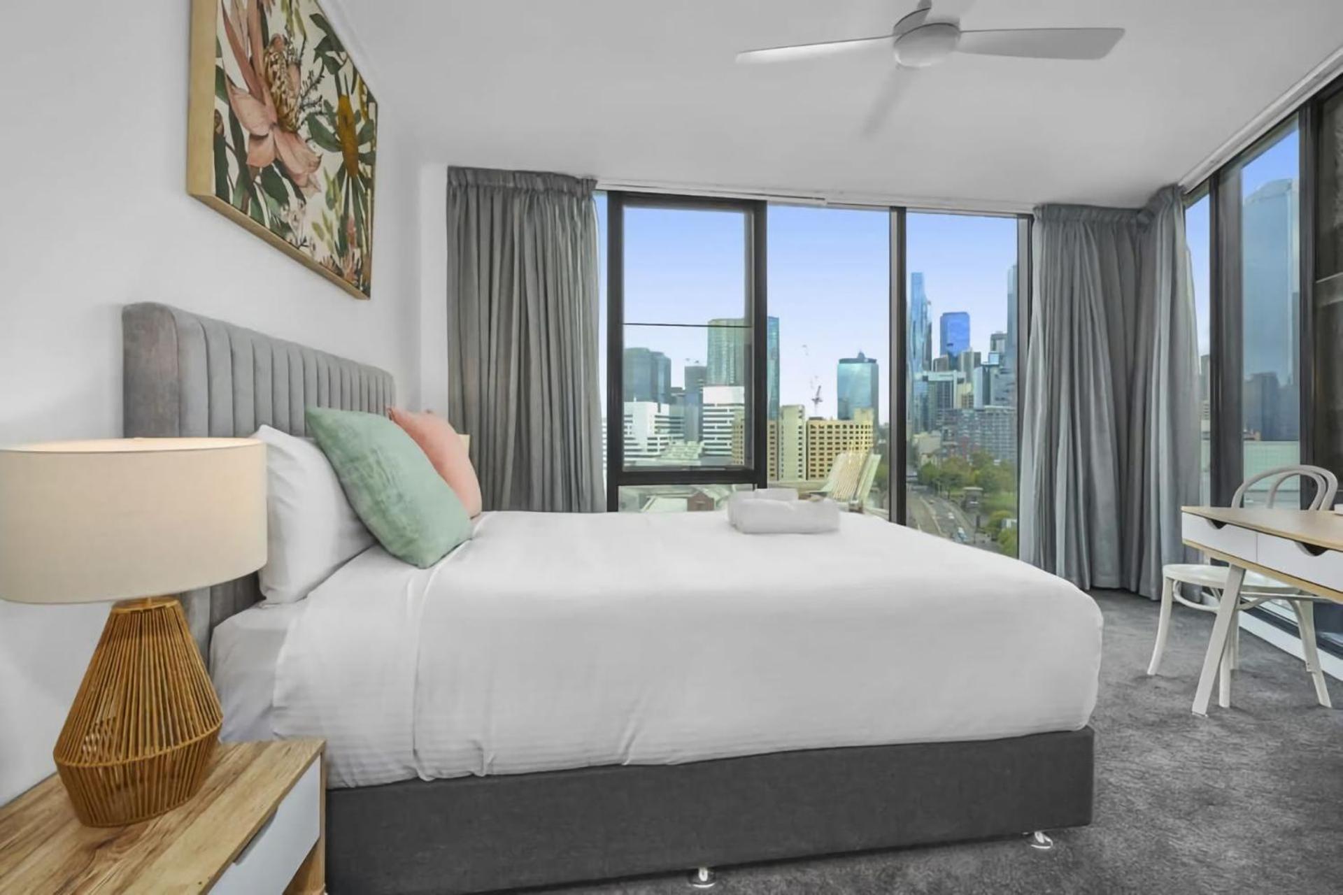 Apartment Modern Comfort Meets Skyline Melbourne